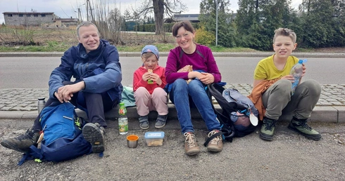 Sywia i Tomasz Borkowy z dziećmi - Anią i Pawłem na Szlaku św. Jakuba w Zamarskach.