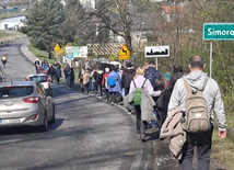 Prawie 60 osób wyruszyło ze Skoczowa do Cieszyna Szlakiem św. Jakuba.