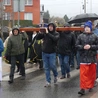 Krzyż ponieśli wierni z kolejnych bielskich parafii.