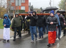 Krzyż ponieśli wierni z kolejnych bielskich parafii.