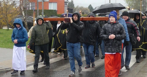 Krzyż ponieśli wierni z kolejnych bielskich parafii.