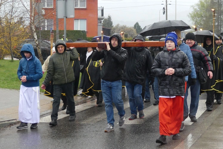 Krzyż ponieśli wierni z kolejnych bielskich parafii.