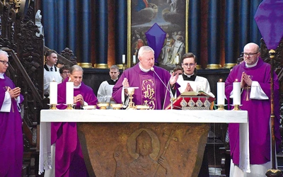 Hierarcha podkreślił niezwykłą wartość misji lekarzy, pielęgniarek i wszystkich osób zaangażowanych w opiekę nad ludźmi w chorobie.
