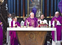 Hierarcha podkreślił niezwykłą wartość misji lekarzy, pielęgniarek i wszystkich osób zaangażowanych w opiekę nad ludźmi w chorobie.