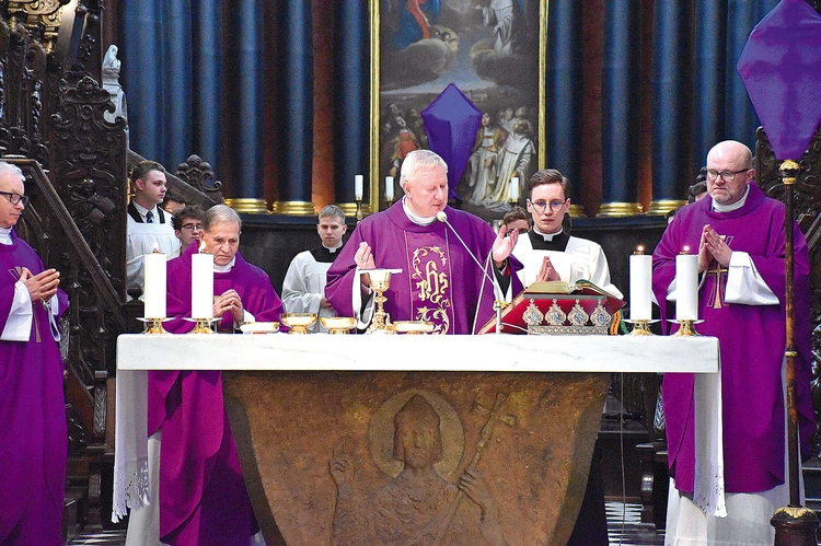 Hierarcha podkreślił niezwykłą wartość misji lekarzy, pielęgniarek i wszystkich osób zaangażowanych w opiekę nad ludźmi w chorobie.