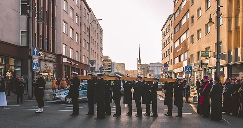 Krucyfiks nieśli przedstawiciele różnych grup i stanów.