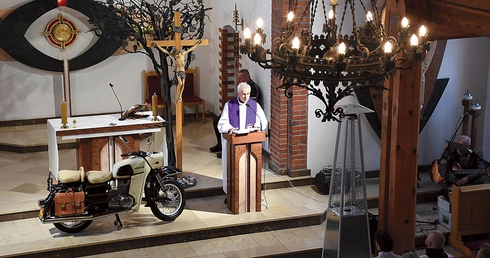 Sprawowano Mszę św. w intencji motocyklistów, również tych, którzy w ostatnim czasie zginęli na drogach.