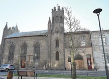 Neogotycka  bryła wyróżnia się na tle architektury dzielnicy.