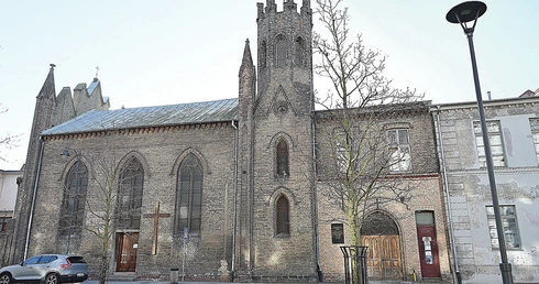 Neogotycka  bryła wyróżnia się na tle architektury dzielnicy.