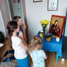 Szymon, Michalina i Maja Piechula przed ikoną. 
