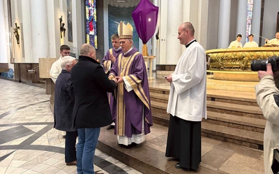 Abp senior Wiktor Skworc zaapelował  do uczestników pielgrzymki, by w co- dziennych modlitwach powierzali także sprawy lokalnego samorządu przez wsta- wiennictwo św. Kingi. 
