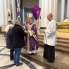 Abp senior Wiktor Skworc zaapelował  do uczestników pielgrzymki, by w co- dziennych modlitwach powierzali także sprawy lokalnego samorządu przez wsta- wiennictwo św. Kingi. 