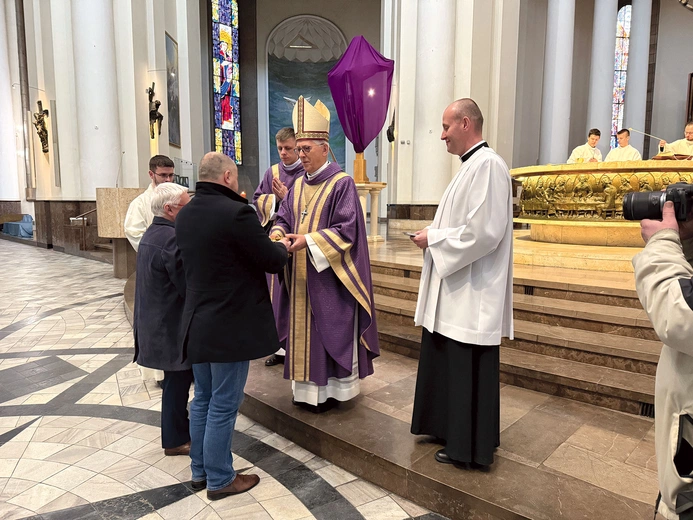 Abp senior Wiktor Skworc zaapelował  do uczestników pielgrzymki, by w co- dziennych modlitwach powierzali także sprawy lokalnego samorządu przez wsta- wiennictwo św. Kingi. 