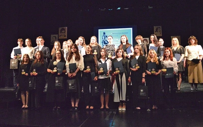 Każdy  z finalistów otrzymał pamiątkową statuetkę.