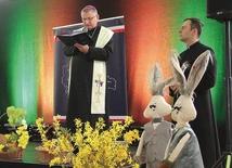 Bp Krzysztof Zadarko pobłogosławił świąteczne dania.