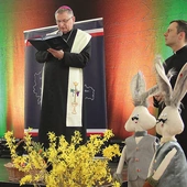 Bp Krzysztof Zadarko pobłogosławił świąteczne dania.