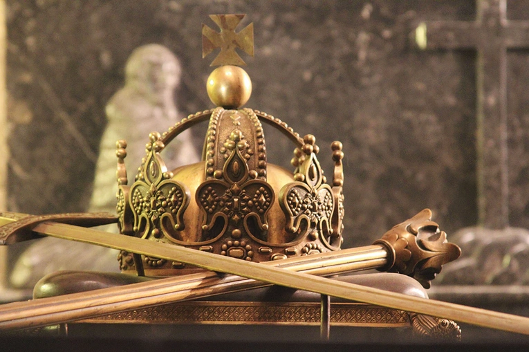 Insygnia władzy monarszej na sarkofagu Piastów mazowieckich w katedrze płockiej. 