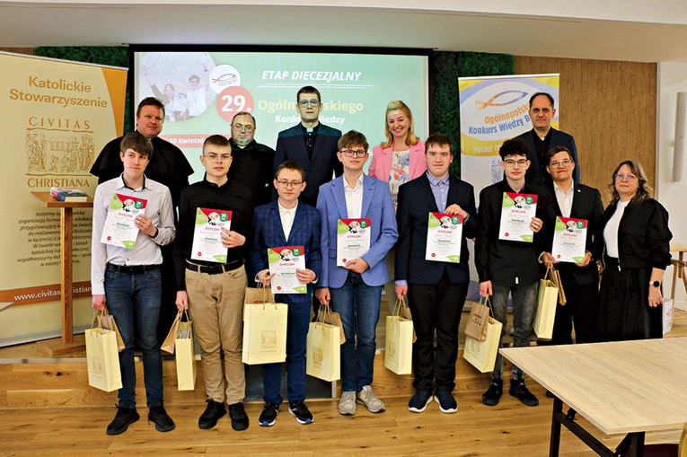 Po raz pierwszy  w historii zmagań konkursowych  wśród laureatów znaleźli się  sami panowie. 