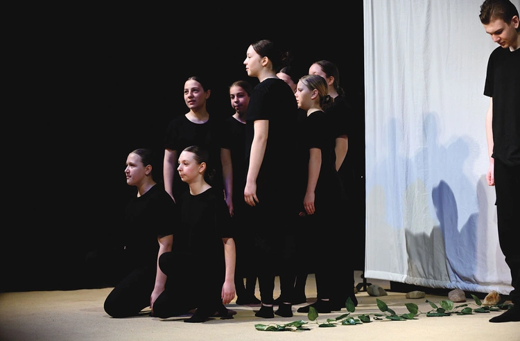 Grupa teatralna z Grabina wystawiła inscenizację pt. „Rozważania”.