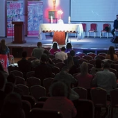 Członkowie RCS-u cenią nocną adorację Najświętszego Sakramentu.