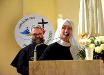 Siostra Bartłomieja Magdalena Sobczyk i ks. R. Kaim w radomskiej świątyni.