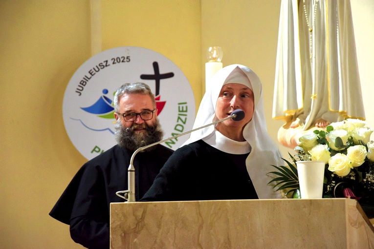 Siostra Bartłomieja Magdalena Sobczyk i ks. R. Kaim w radomskiej świątyni.