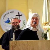 Siostra Bartłomieja Magdalena Sobczyk i ks. R. Kaim w radomskiej świątyni.