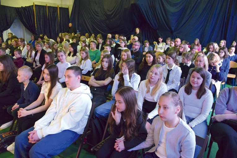 Uczniowie tuż przed ogłoszeniem wyników konkursu w PSP nr 14 w Radomiu.