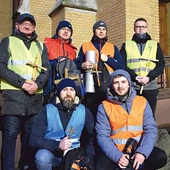 Uczestnicy EDK przed katedrą.