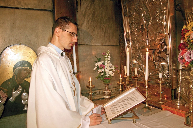 – Zmartwych-wstał, ale żeby w to uwierzyć, trzeba nie tylko zajrzeć,  ale osobiście wejść do grobu  – mówi  ks. Sławomir Czajka. 