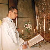 – Zmartwych-wstał, ale żeby w to uwierzyć, trzeba nie tylko zajrzeć,  ale osobiście wejść do grobu  – mówi  ks. Sławomir Czajka. 