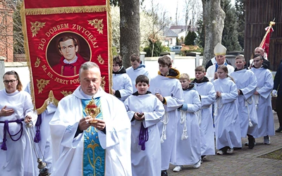 Procesja z relikwiami ks. Jerzego do kościoła.