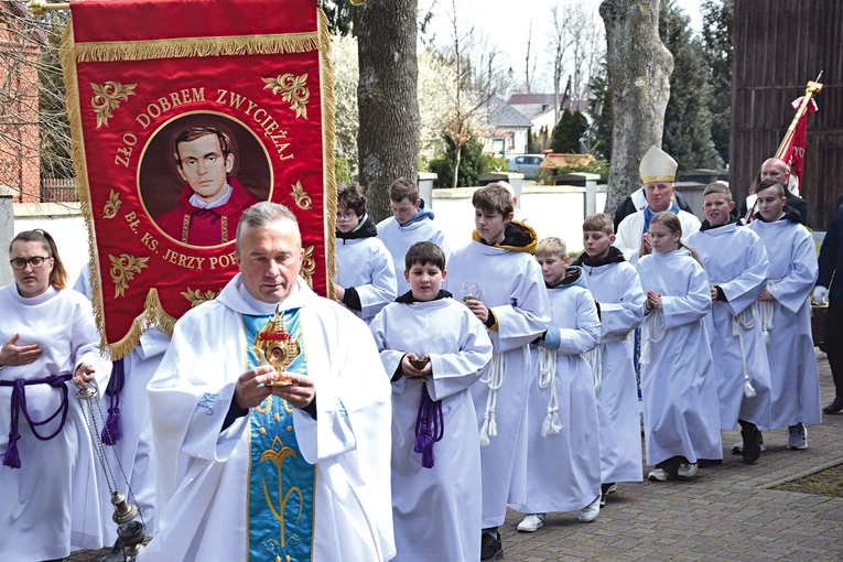 Procesja z relikwiami ks. Jerzego do kościoła.