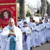 Procesja z relikwiami ks. Jerzego do kościoła.
