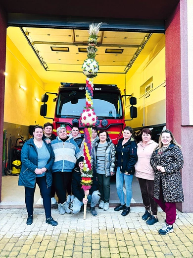  Panie z zaangażowa- niem i sercem tworzą palmy, pielęgnując dawny zwyczaj.