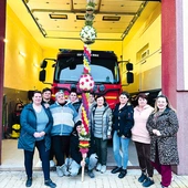  Panie z zaangażowa- niem i sercem tworzą palmy, pielęgnując dawny zwyczaj.