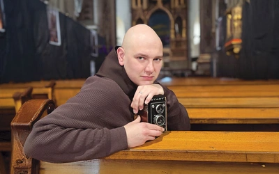 Zakonnik stworzył zestaw 12 zdjęć opatrzonych cytatami z Biblii, tekstami św. Franciszka oraz wypowiedziami uczestników tamtych wydarzeń. 