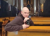 Zakonnik stworzył zestaw 12 zdjęć opatrzonych cytatami z Biblii, tekstami św. Franciszka oraz wypowiedziami uczestników tamtych wydarzeń. 