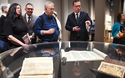  Ekspozycję otwiera duża okrągła gablota z Biblią Brzeską, rękopisem Koranu z XVIII w. i zwojem Tory
