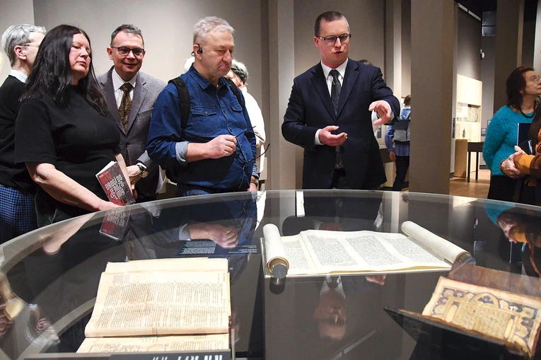  Ekspozycję otwiera duża okrągła gablota z Biblią Brzeską, rękopisem Koranu z XVIII w. i zwojem Tory