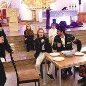  Przygotowania do spektaklu trwały sześć tygodni. Najpierw nauka tekstu i poruszania się, a potem zapoznanie się z muzyką, rekwizytami i praca z mikrofonem. – Poczucie, że ktoś obok ma taki sam cel i podobne wartości, jest cudowne – podkreślają aktorzy.
