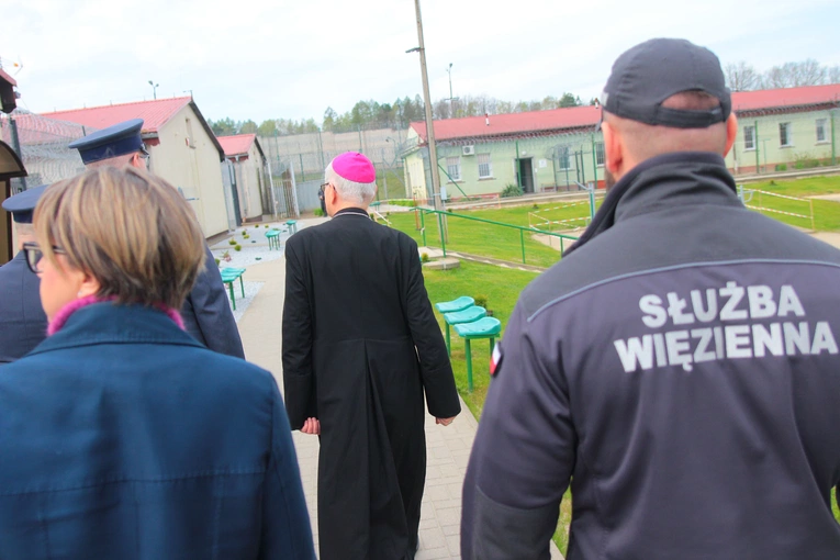 Zaręba. Wizyta biskupa u osadzonych