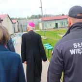 Zaręba. Wizyta biskupa u osadzonych