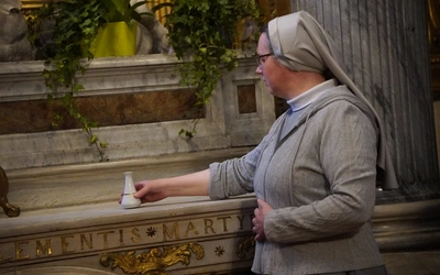 Godzina z Jezusem w Wielką Środę. Wonny olejek i sypiące się srebrniki