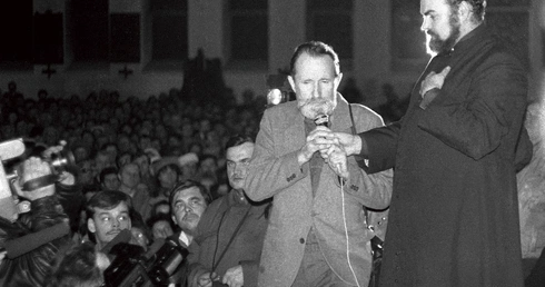 Ks. Kazimierz Jancarz w lutym 1989 r. na czwartkowej Mszy św. za Ojczyznę w kościele w Krakowie-Mistrzejowicach.