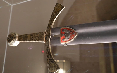 Historia na ostrzu miecza. Szczerbiec – symbol królewskiej przeszłości