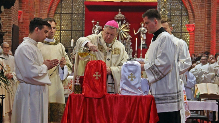 Abp Kupny w Wielki Czwartek do kapłanów: Drodzy bracia, bądźmy miłosierni bardziej dla ludzi niż dla siebie!