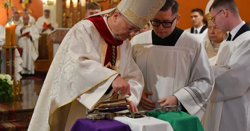 Kapłani z całej diecezji przyjechali na Mszę Krzyżma Świętego do konkatedry