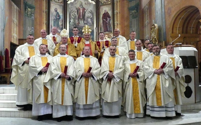 Księża - złoci i srebrni jubilaci, na Mszy św. Krzyżma w Bielsku-Białej - 2025