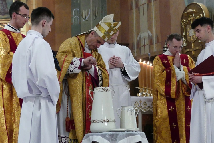 W Wielki Czwartek bp Roman Pindel przewodnoczył Mszy św. Krzyżma w bielskiej katedrze św. Mikołaja.